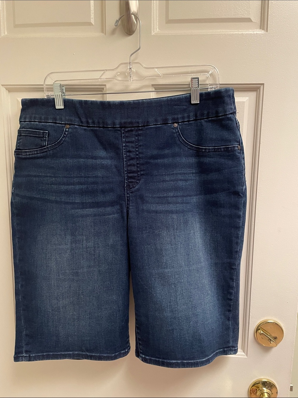 Chico’s slim leg pull-on jean shorts size 12 (Chico’s size 2)